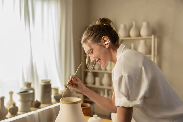 Shokz OpenDots 2 Wit product in gebruik