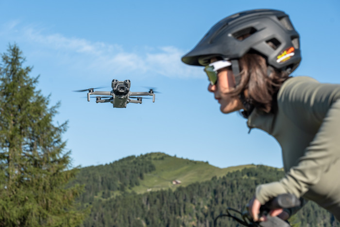 DJI Mini 5 Pro Fly More Combo Plus + Smart Controller product in gebruik
