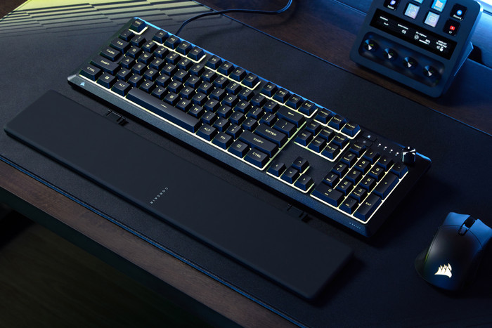 Corsair SKIFF 100 RGB Gaming Toetsenbord Qwerty product in gebruik