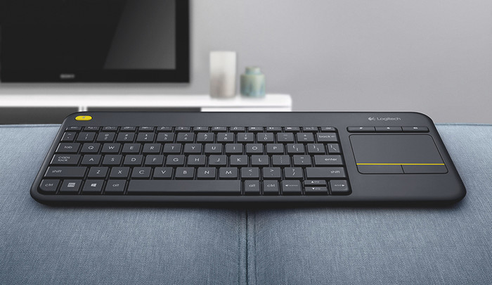 Logitech K400 Plus Wireless Touch Zwart QWERTY product in gebruik