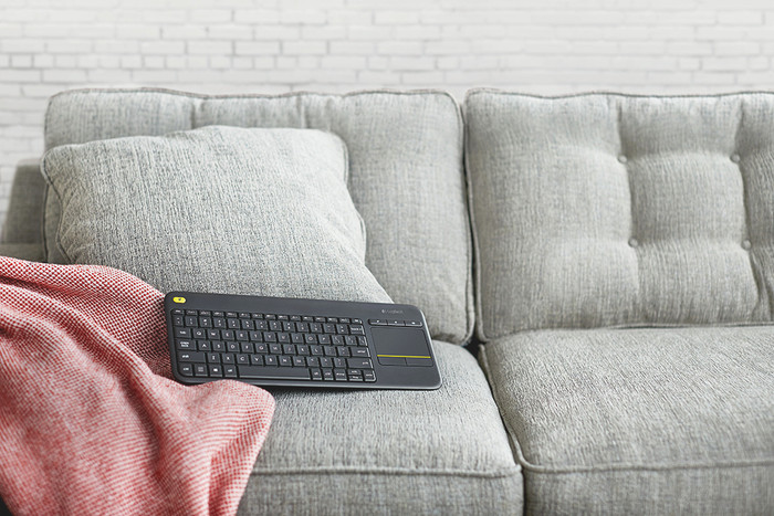 Logitech K400 Plus Wireless Touch Zwart QWERTY product in gebruik