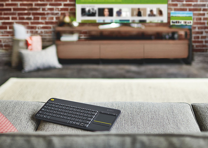 Logitech K400 Plus Wireless Touch Zwart QWERTY product in gebruik