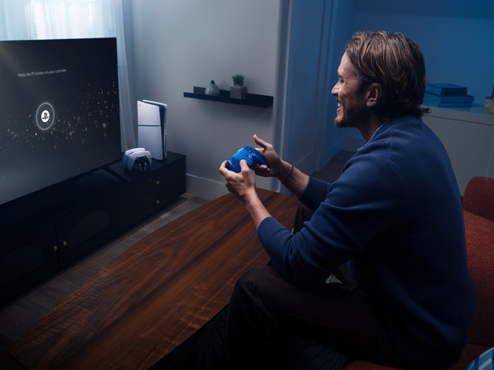 Sony PlayStation 5 DualSense Draadloze Controller Icon Blue Special Edition product in gebruik
