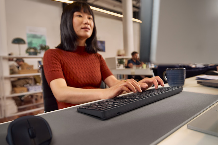 HP 490C Multi-Device Dual-Mode Toetsenbord en Muis Zwart QWERTY product in gebruik