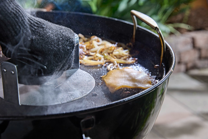 Weber Smashed Burgerpers voor Plancha product in gebruik