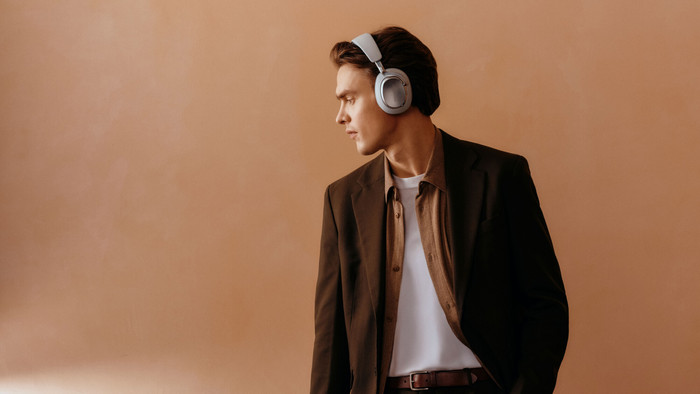 Bowers & Wilkins Px8 S2 Pearl Blue product in gebruik