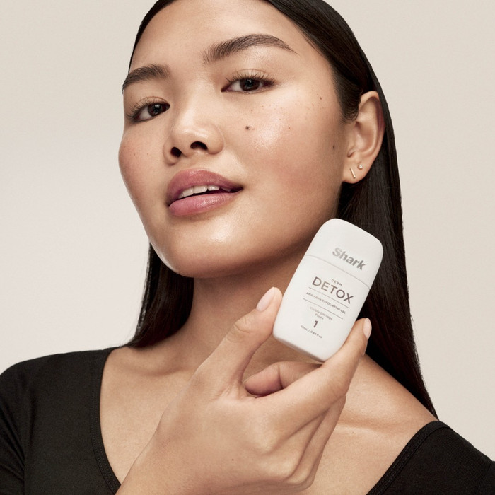 Shark FacialPro Glow + DePuffi FH320EUPL Paars product in gebruik