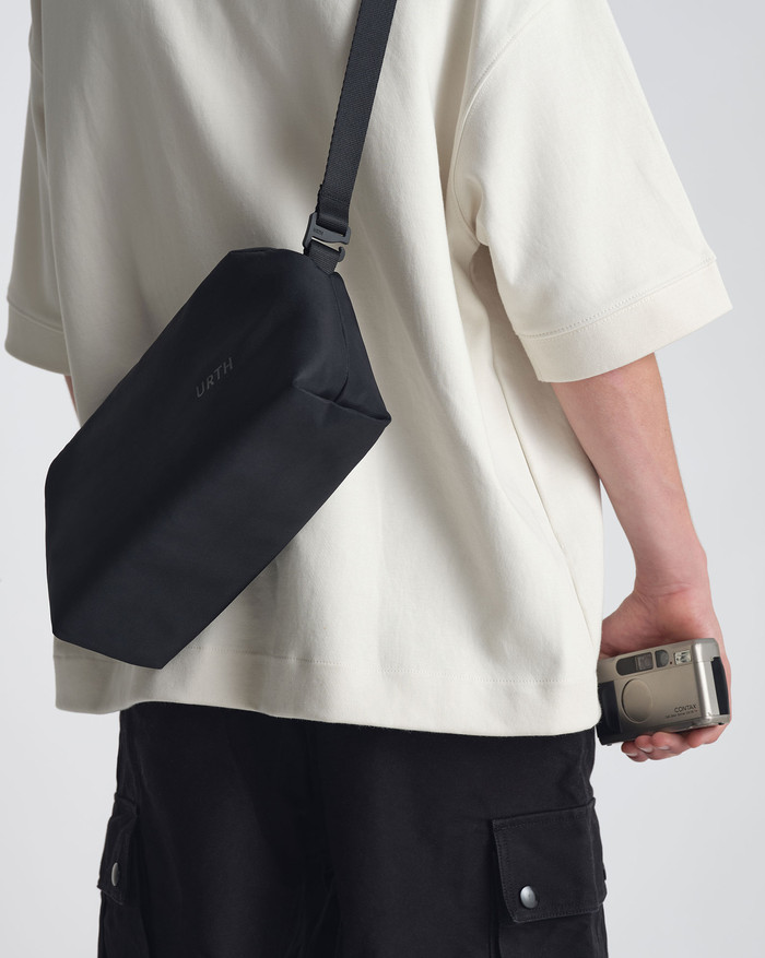 Urth Dolomite 5.1L Camera Sling Zwart product in gebruik