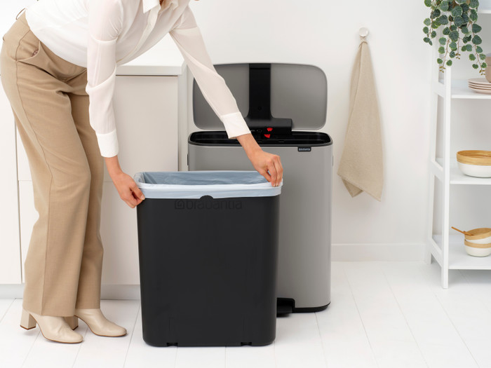 Brabantia Bo Pedal Bin 60 Liter Soft Grey product in gebruik