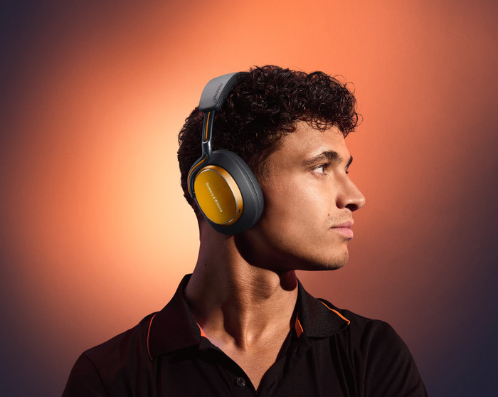 Bowers & Wilkins PX8 S2 McLaren product in gebruik