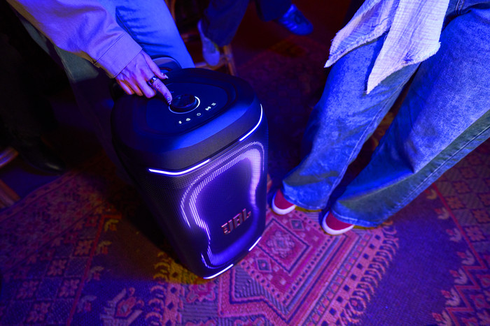 JBL Partybox 330 Zwart product in gebruik