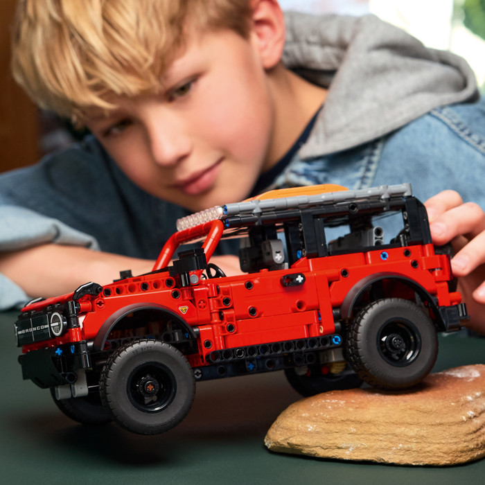 LEGO Technic Ford Bronco 42213 detail