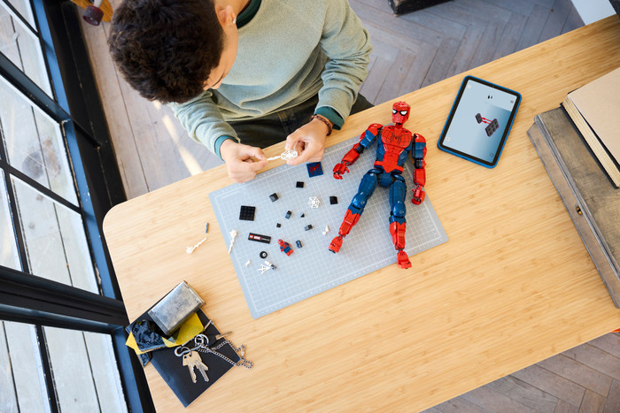 LEGO Marvel Spider-Man Heldenfiguur 76346 product in gebruik