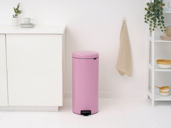 Brabantia NewIcon Pedaalemmer 30 Liter Lilac Pink product in gebruik