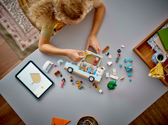 LEGO Friends Camperavontuur met Vrienden 42663 product in gebruik