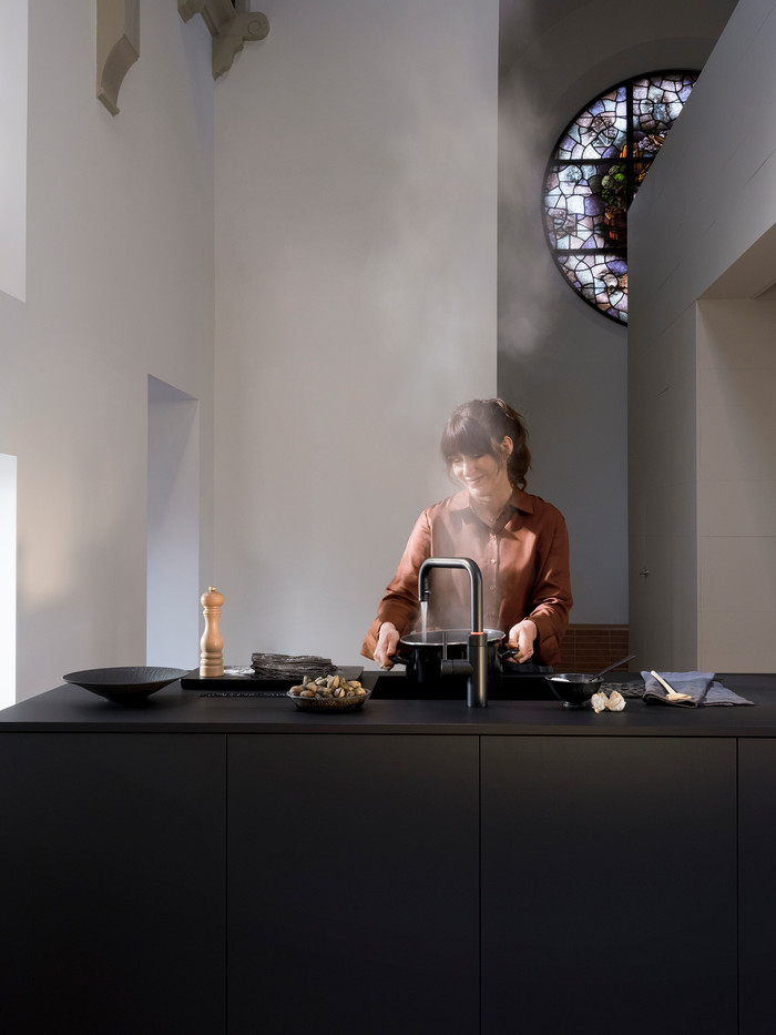 Quooker COMBI+ and Quooker Flex Square Black product in use