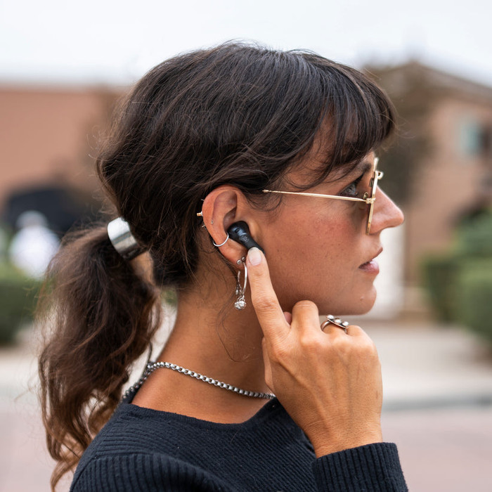 Jlab Epic Pods ANC Zwart product in gebruik