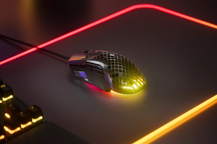 SteelSeries Aerox 5 Bedrade Gaming Muis Zwart product in gebruik