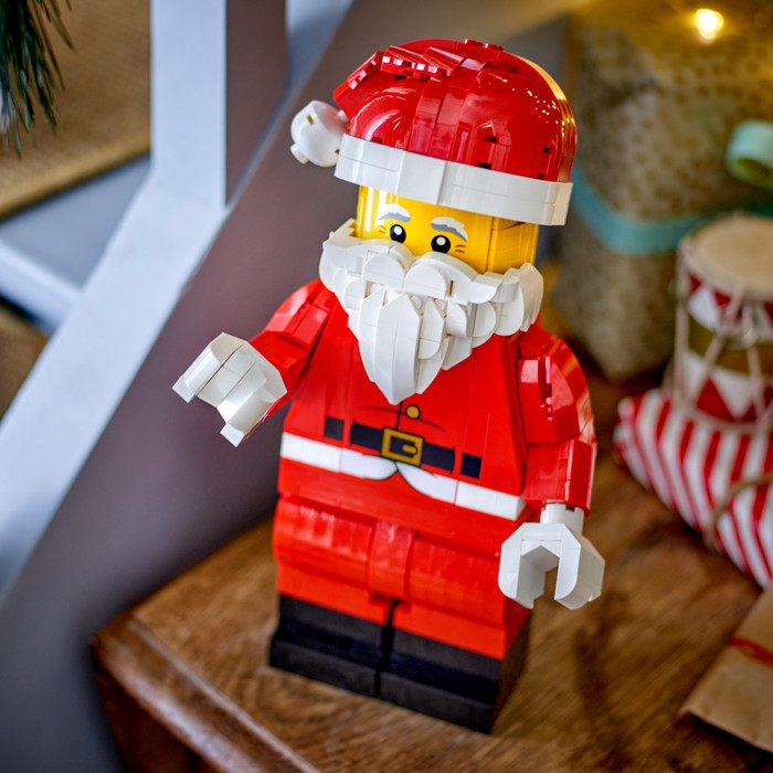 LEGO Grote Minifiguur van de Kerstman 40820 product in gebruik