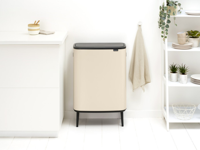 Brabantia Bo Touch Bin Hi Prullenbak 60 liter Soft Beige product in gebruik