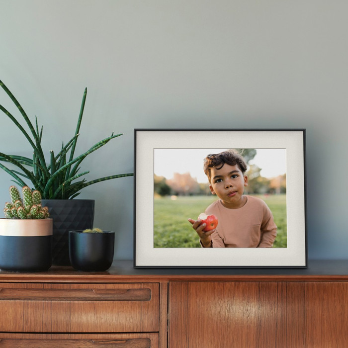 Aura Frames Walden Zwart product in gebruik