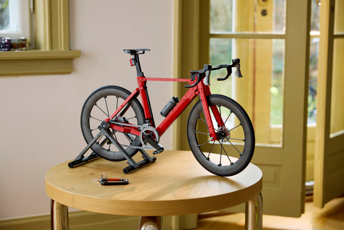 LEGO Icons Racefiets 11380 product in gebruik