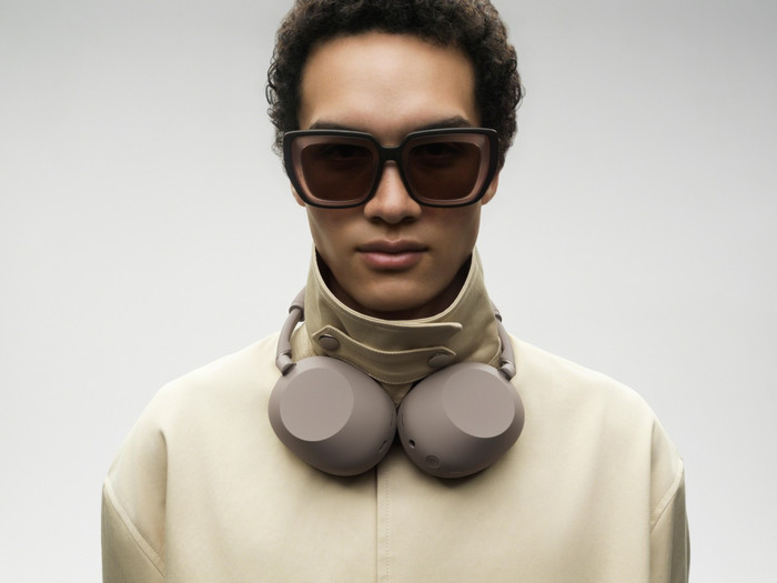 Sony WH1000XM6 Sandstone product in gebruik