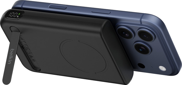 Belkin UltraCharge Pro Draadloze Powerbank met MagSafe 10.000 mAh met Snelladen Zwart product in gebruik