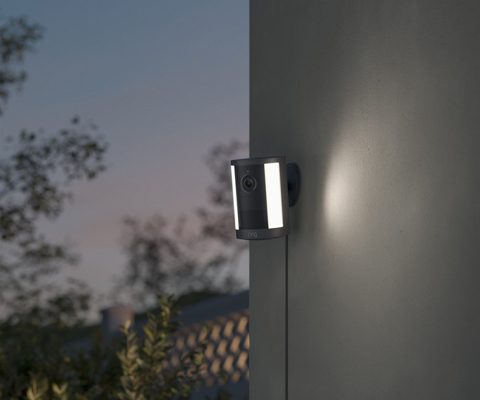 Ring Spotlight Camera 2e Generatie Stekker Zwart product in gebruik