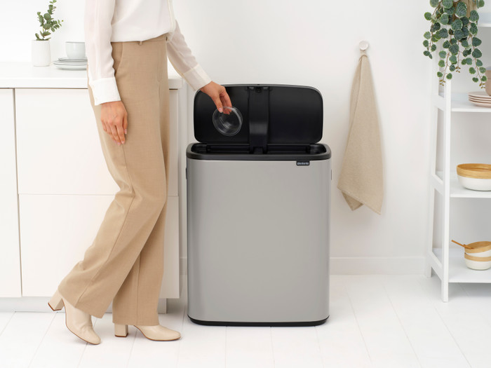 Brabantia Bo Touch Bin 60 Liter Soft Grey product in gebruik
