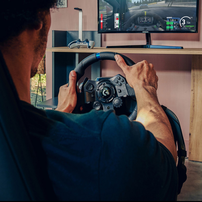 Logitech G923 racestuurwiel en -pedalen PC product in gebruik