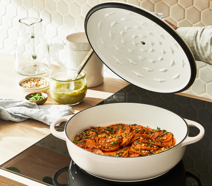 Tefal LOV Low Dutch Oven 28cm Beige product in use