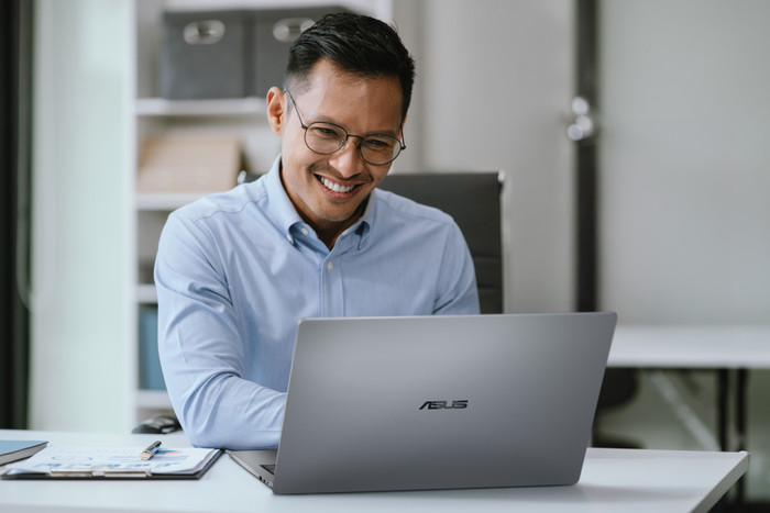 ASUS ExpertBook P5 G2 16'' OLED Copilot+PC 5606CGA-PL0034X QWERTY product in gebruik