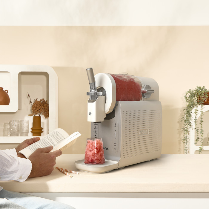 Tefal Freezi 16-in-1 Ice Cream & Frozen Drink Maker IG801A product in gebruik