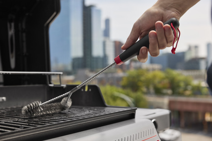 Weber Grillborstel Driezijdig 46 cm product in gebruik