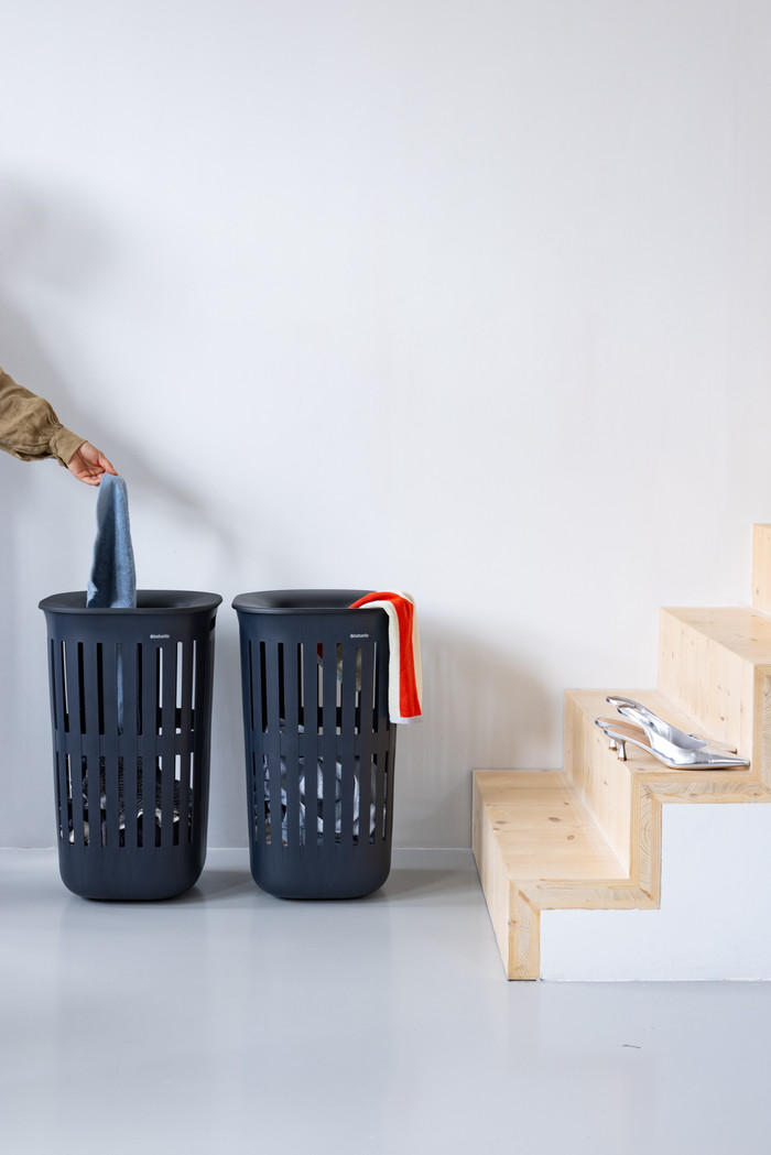 Brabantia Collect-It Wasmand 55 liter - Set van 2 -  Zwart product in gebruik