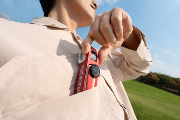 Insta360 GO 3S Retro Bundle Rood 64GB product in gebruik
