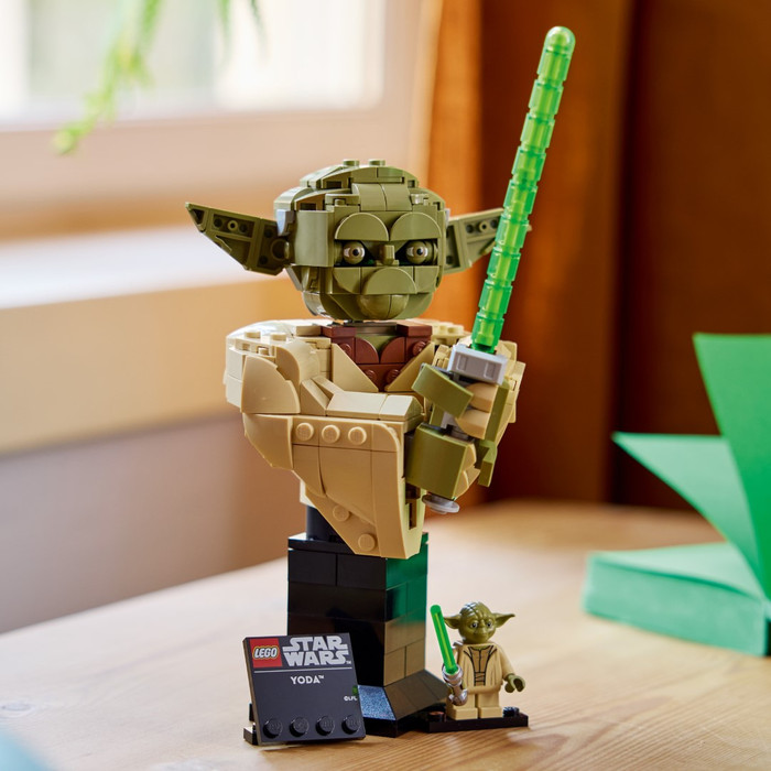 LEGO Star Wars Yoda Buste 75438 product in gebruik