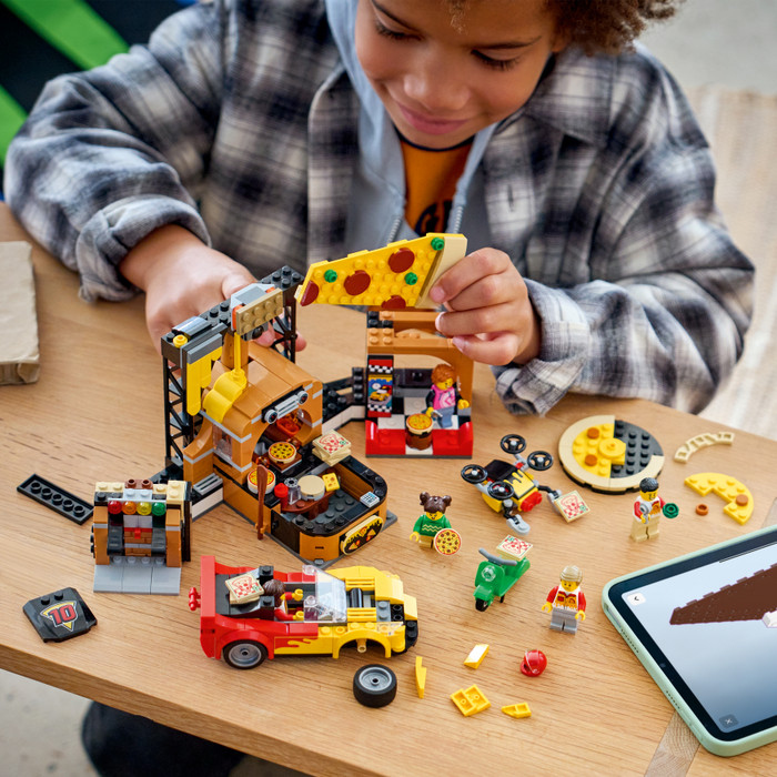 LEGO City Pizzacentrale met voertuigen 60496 product in gebruik