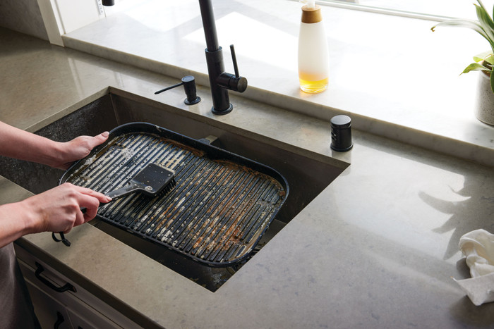 Ninja Woodfire Electric BBQ Borstel product in gebruik