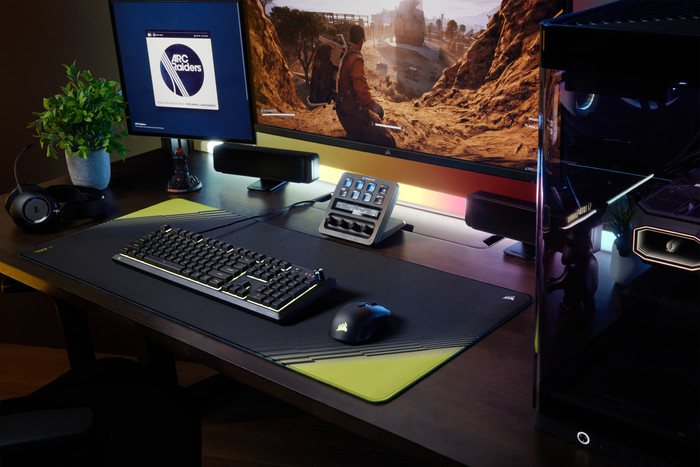 Corsair SKIFF 100 RGB Gaming Toetsenbord Qwerty product in gebruik