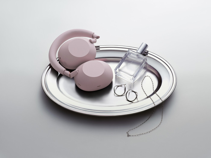 Sony WH-1000XM6 Sand Pink product in gebruik