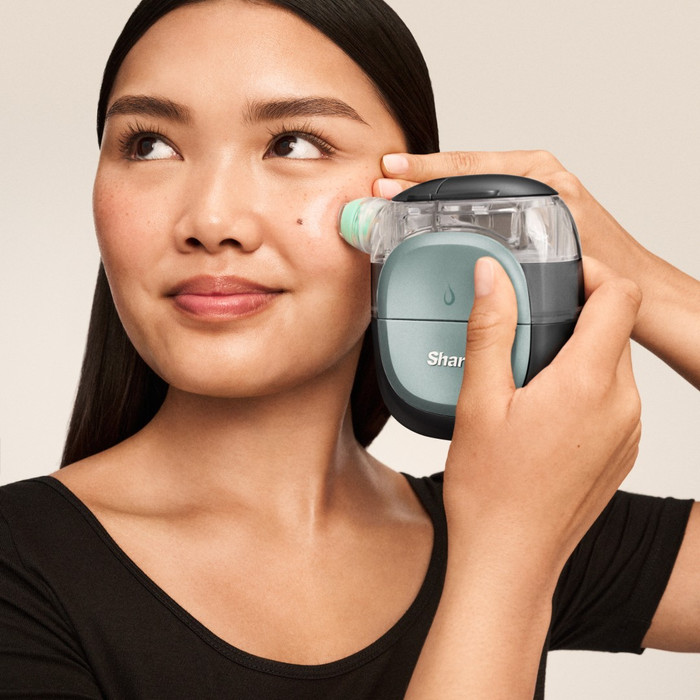Shark FacialPro Glow + DePuffi FH320EUBK Zwart product in gebruik