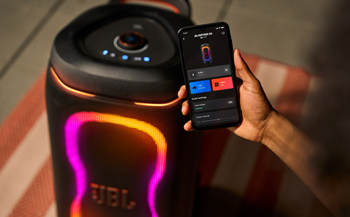 JBL Partybox 330 Wit product in gebruik