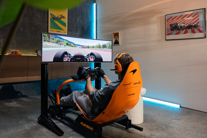 Playseat Formula Instinct McLaren Racing Edition + vloermat product in gebruik
