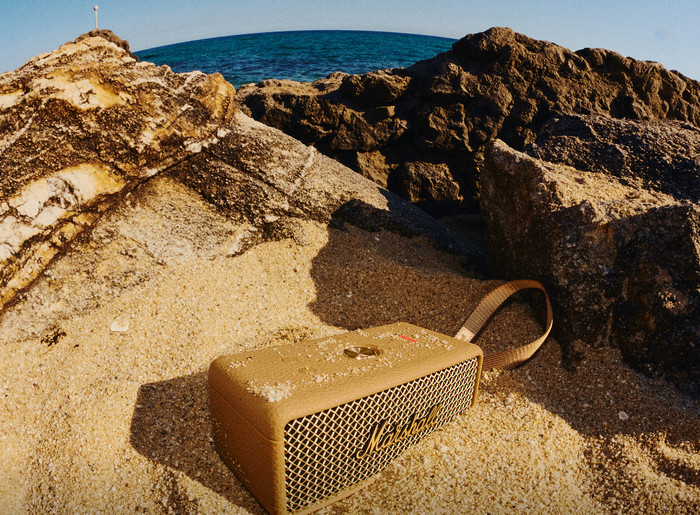 Marshall Emberton III speaker BT Vivid Brown product in gebruik