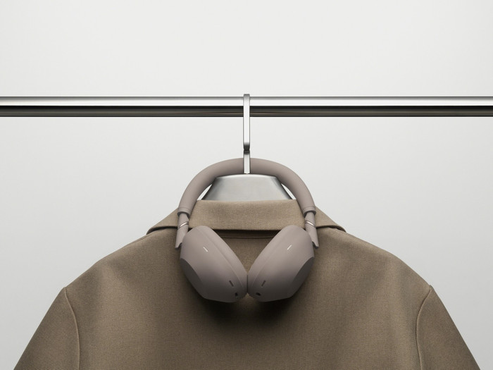 Sony WH1000XM6 Sandstone product in gebruik