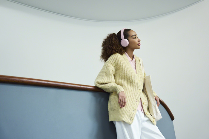 Sony WH-CH535 Roze product in gebruik