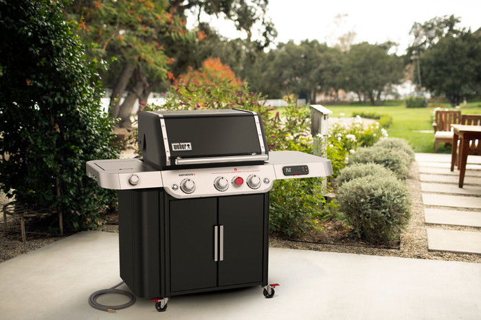 Weber Genesis EPX-335 Black product in use