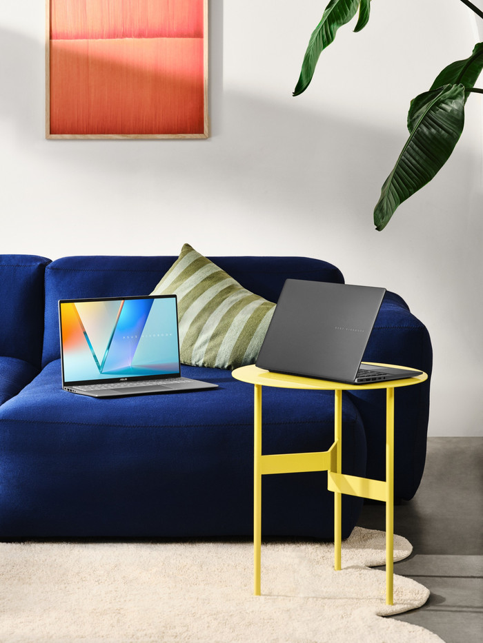 ASUS Vivobook S16 OLED Copilot+ PC M3607GA-SH004W product in gebruik